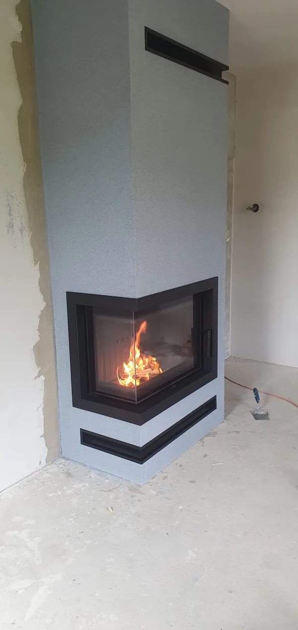 Moderný rohový krb na mieru s presklenou krbovou vložkou – TOUP