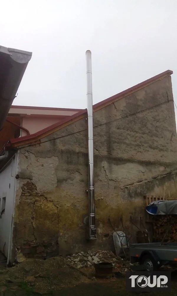 Montáž trojvrstvového nerezového komína na streche rodinného domu – TOUP