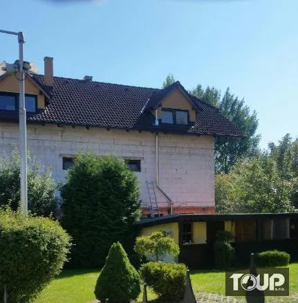 Trojvrstvový nerezový komín vedený po fasáde rodinného domu – TOUP